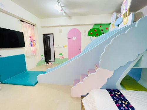 a childs room with a play room with a slide at 芹菜芋頭親子民宿 in Taitung City
