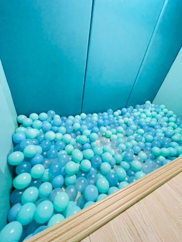 a ball room filled with blue and white balls at 芹菜芋頭親子民宿 in Taitung City
