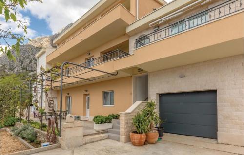 Three-Bedroom Apartment In Makarska
