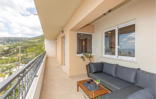 Three-Bedroom Apartment In Makarska
