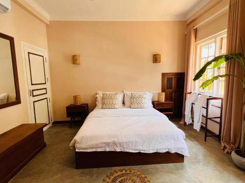 Una cama o camas en una habitación de THE SLOW vegan hotel