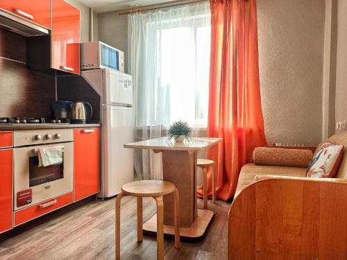 アンガルスクにある1-к квартира Rise & Shine 32 Mikrorayonの小さなキッチン(小さなテーブル、ソファ付)