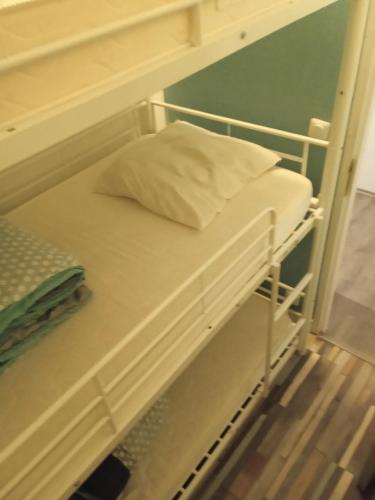 - un lit superposé avec un oreiller dans l'établissement Appartement familial - 2 chambres, à Cauterets