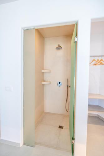 Ένα μπάνιο στο Oyster Luxury Suites