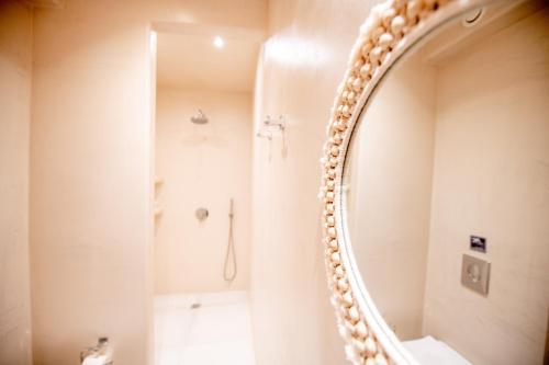 Ένα μπάνιο στο Oyster Luxury Suites