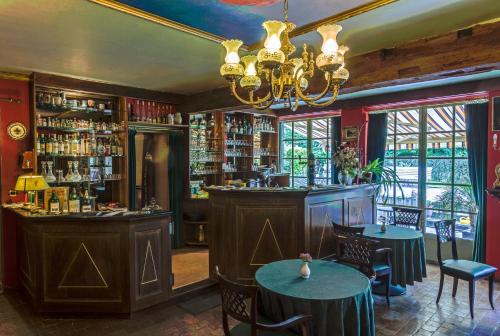 un bar in un ristorante con tavoli e sedie di Tromcourt a Faubourg Saint-Germain