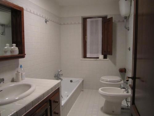 a bathroom with a sink and a toilet and a tub at Casette degli Avi in Rocchette di Fazio