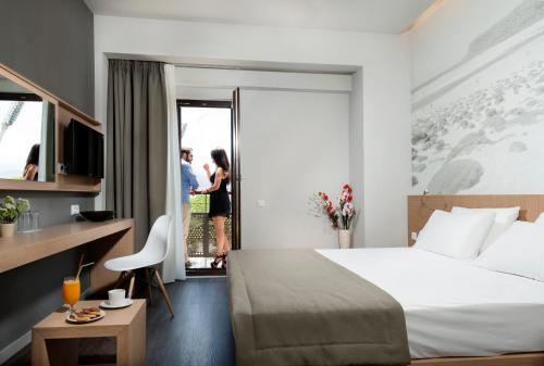 een hotelkamer met een bed en een balkon bij Kriti Hotel in Chania