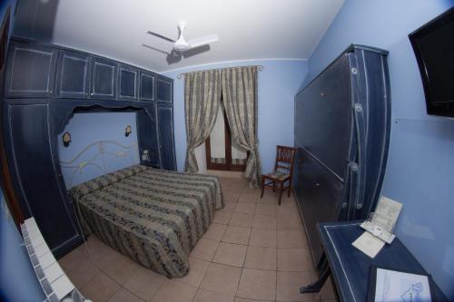 una camera con letto e ventilatore a soffitto di Hotel Il Tiglio a Castel di Sangro