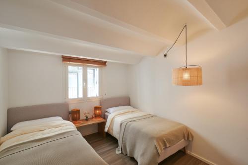 Postel nebo postele na pokoji v ubytování Beachfront Penthouse with Sea Views in CADAQUES