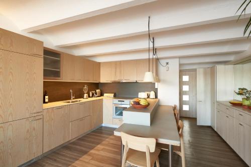 Kuchyň nebo kuchyňský kout v ubytování Beachfront Penthouse with Sea Views in CADAQUES