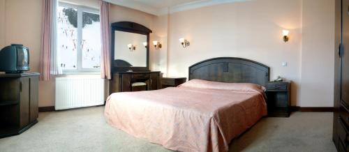Una cama o camas en una habitación de Genc Yazici Hotel Uludag