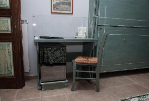 een bureau met een stoel naast een koelkast bij Hotel Il Tiglio in Castel di Sangro