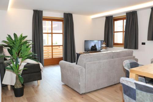 a living room with a couch and a tv at Appartamenti Forhotel in Livigno