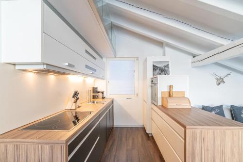 Kuchyň nebo kuchyňský kout v ubytování Haus La Rocca by Zermatt Premium Apartments