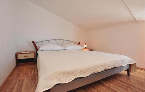 เตียงในห้องที่ 2 Bedroom Stunning Apartment In Lokva Rogoznica
