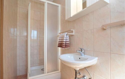 ห้องน้ำของ 2 Bedroom Stunning Apartment In Lokva Rogoznica