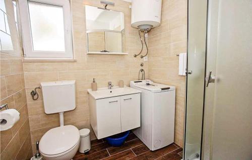 een badkamer met een toilet en een wastafel bij Amazing Home In Supetar With Private Swimming Pool, Can Be Inside Or Outside in Supetar