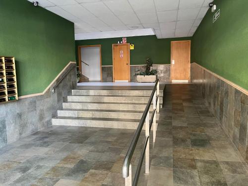 een hal met trappen en groene muren in een gebouw bij Apartamento en Salou in Salou