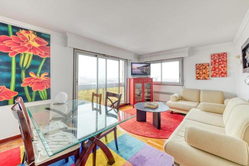 un salon avec un canapé et une table en verre dans l'établissement Panoramic view of Paris, à Paris