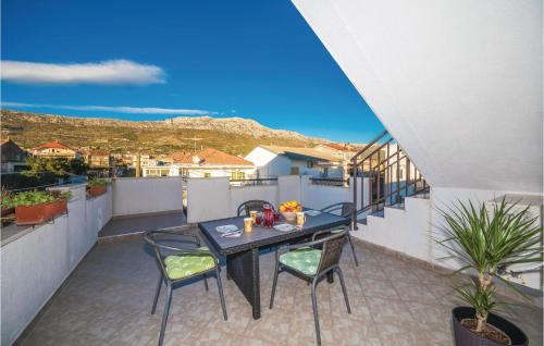 Two-Bedroom Apartment Kastel Kambelovac 03
