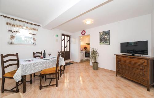 Televízia a/alebo spoločenská miestnosť v ubytovaní Two-Bedroom Apartment Kastel Kambelovac 03