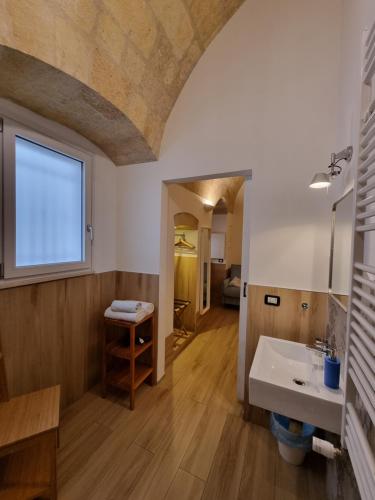 La salle de bains est pourvue d'un lavabo et d'une fenêtre. dans l'établissement B&B Novecento Italiano, à Altamura