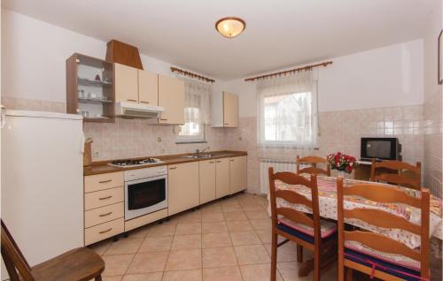 Kuchyň nebo kuchyňský kout v ubytování 2 Bedroom Cozy Apartment In Pula