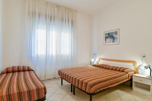 una stanza d'albergo con un letto e una finestra di Zenith a Lido di Jesolo