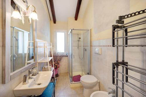 A bathroom at La casa nel Caruggio