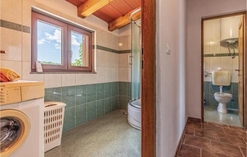 A bathroom at 2 Bedroom Amazing Home In Rakotule
