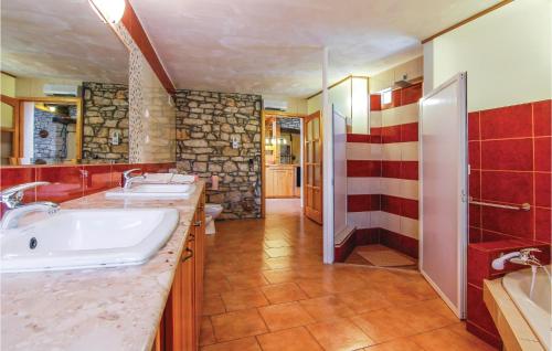 a bathroom with two sinks and a shower at 1 Bedroom Pet Friendly Studio In Vodnjan in Vodnjan