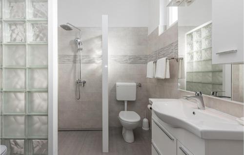 e bagno con servizi igienici, lavandino e doccia. di Nice Apartment In Kraljevica With Kitchen a Kraljevica (Porto Re)