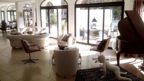a living room with chairs and a dog statue in the middle at Hotel Restaurant du Parc en Bord de Rivière in Fontaine-de-Vaucluse