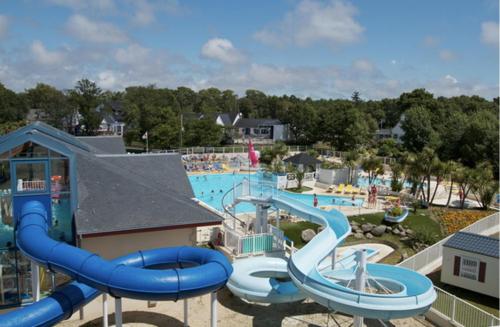 une image d'un parc aquatique avec un toboggan aquatique dans l'établissement Mobilhomes du Kerdidrouz du Léon PONT AVEN, à Pont-Aven