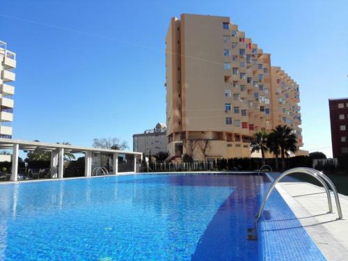 una gran piscina frente a un edificio alto en Apartamentos Horizonte Estudio (8º-803), en Calpe