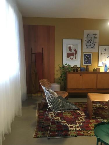 雷恩的住宿－Rennes Appartement design 50's，客厅配有椅子和桌子