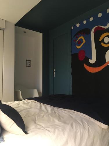 Rennes Appartement design 50's房間的床