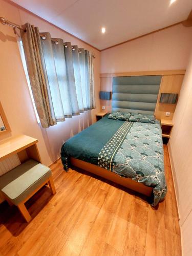 een kleine slaapkamer met een bed en een raam bij Mobilhomes du Kerdidrouz du Léon PONT AVEN in Pont-Aven