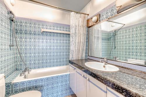 une salle de bain avec un lavabo, une baignoire et des toilettes dans l'établissement Panoramic view of Paris, à Paris