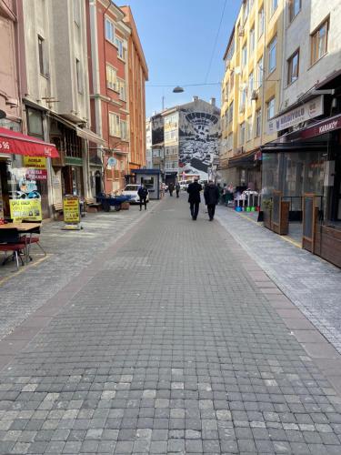 una calle de la ciudad con gente caminando por la calle en beydağı suit, en Estambul