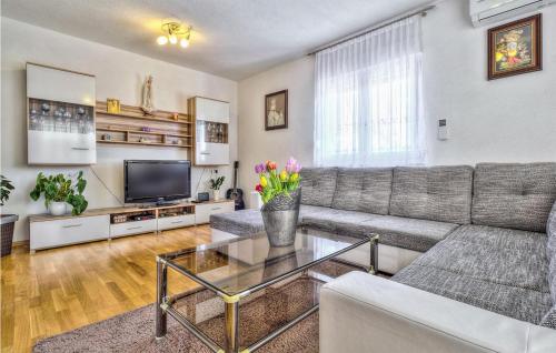 TV a/nebo společenská místnost v ubytování Cozy Home In Kastel With Wifi