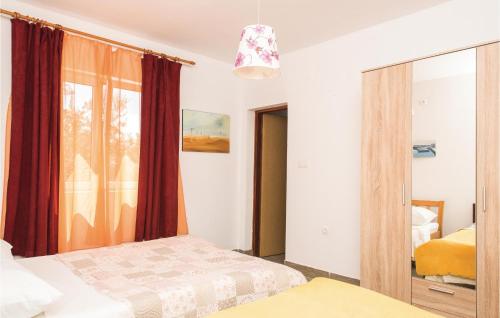um quarto com 2 camas e um espelho em Lovely Home In Cista Velika With Kitchen em Velika Čista