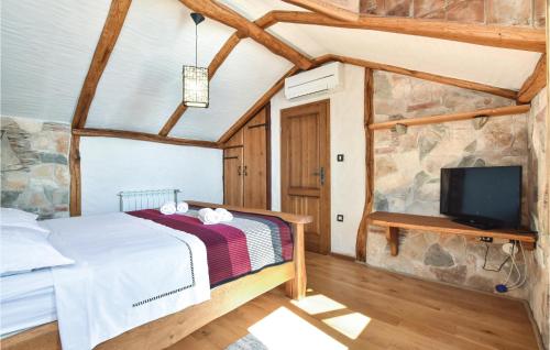 Ένα ή περισσότερα κρεβάτια σε δωμάτιο στο Stunning Home In Zastrazisce With 2 Bedrooms And Wifi