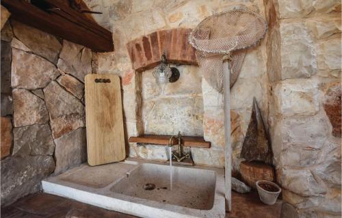 Ένα μπάνιο στο Stunning Home In Zastrazisce With 2 Bedrooms And Wifi