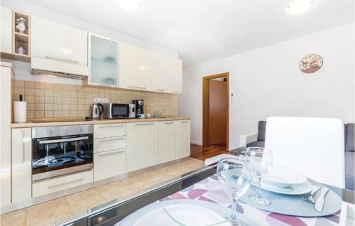 2 Bedroom Cozy Apartment In Crikvenica