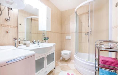 2 Bedroom Cozy Apartment In Crikvenica