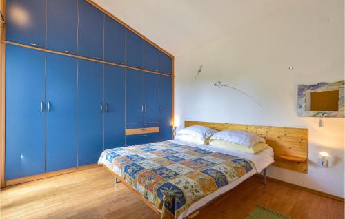 - une chambre avec des armoires bleues et un lit dans l'établissement Gorgeous Home In Klis With Wifi, à Bobani