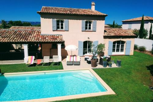 a villa with a swimming pool in front of a house at Ma villa en Provence villa de standing et piscine Domaine de Pont-Royal in Mallemort