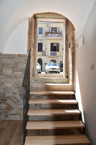 Una escalera que conduce a un edificio con ventana en AI ROSONI, en Venosa